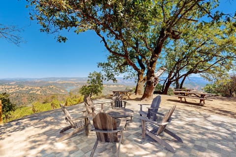 Gustafson Vineyard Retreat House in Russian River