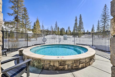 Winter Park Condo with Hot Tub, Balcony and Shuttle! Apartment in Fraser