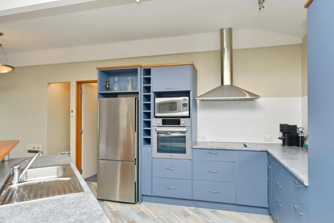 Kitchen or kitchenette, minibar, pet friendly, stove