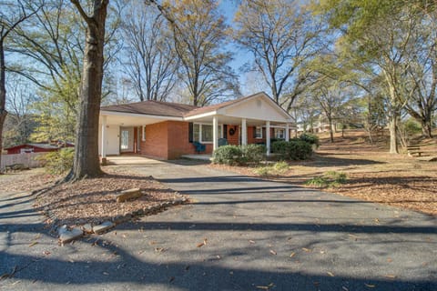 Bright Cartersville Home with Fire Pit and Sunroom! Casa in Cartersville