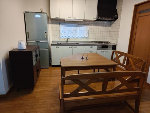 Kitchen or kitchenette, Dining area, minibar, stove