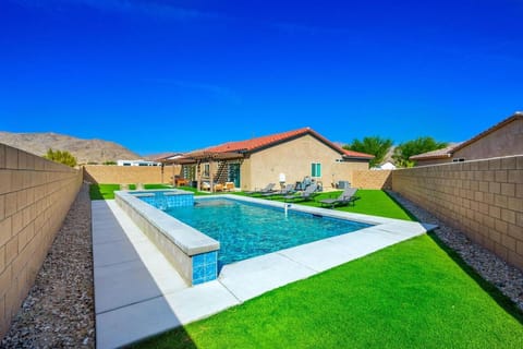 New House with Salt Water Pool and Majestic Views House in Desert Hot Springs