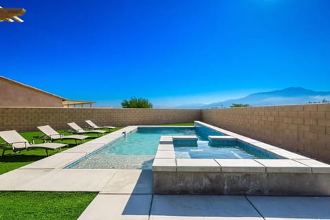 New House with Salt Water Pool and Majestic Views House in Desert Hot Springs