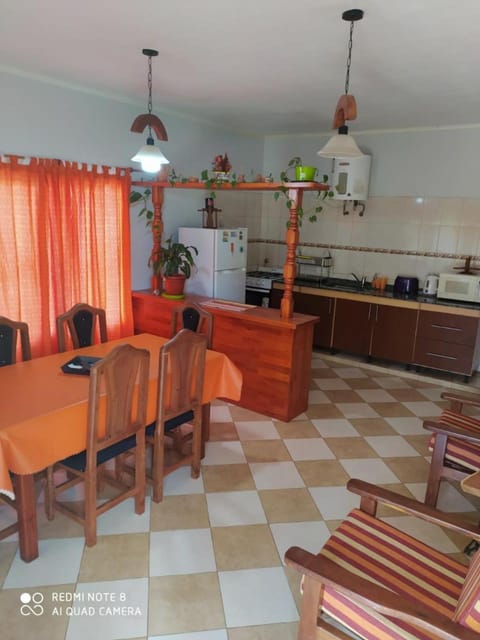 Kitchen or kitchenette, Dining area, minibar, oven, pet friendly