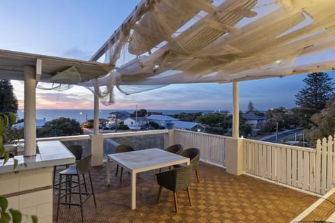 HAZE18 - Sunny Shorefront Retreat Uninterrupted Ocean Views House in Perth