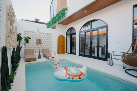 Balcony/Terrace, Swimming pool, sunbed