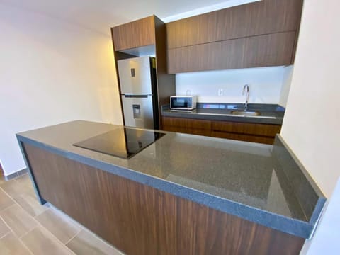 Kitchen or kitchenette, minibar