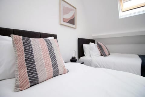 Chic 3-Bed Stay Near Cardiff’s Top Sights Apartment in Cardiff