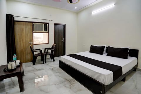 OYO HOTEL DIVINE Hotel in Noida