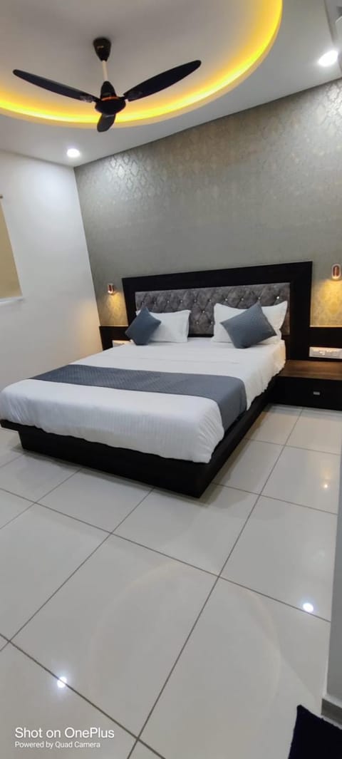 HOTEL AARNA PALACE Bed and Breakfast in Vadodara