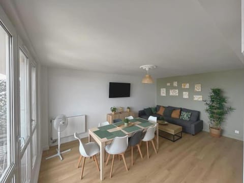 9 mi from Stade de France - Charming 5-room Apartment in Saint-Denis, France