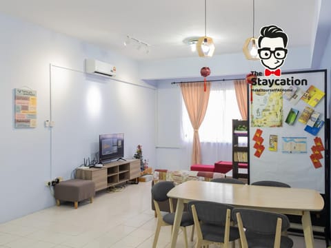 Communal lounge/ TV room, TV and multimedia, Living room, Seating area, air conditioner