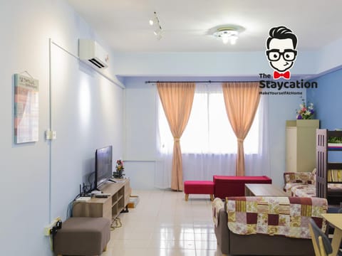 Communal lounge/ TV room, TV and multimedia, Living room, Seating area, air conditioner