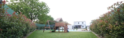 Patio, Day, Natural landscape, Children play ground