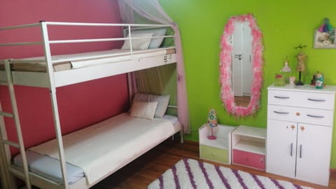 Bedroom, bunk bed