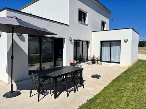 Magnifique villa moderne pour 8 personnes à 350m des plages du pouldu Villa in Clohars-Carnoët