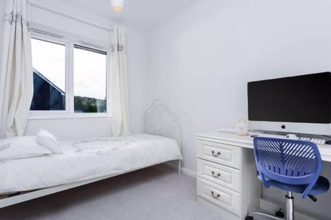 Cosy 3 bed house close to Gatwick Airport Apartment in Crawley