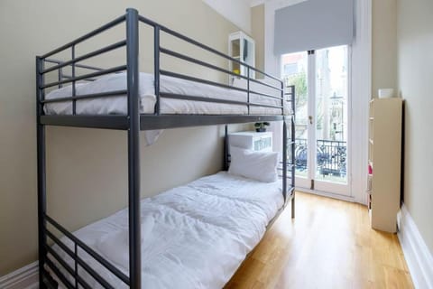 Bedroom, bunk bed