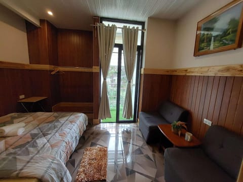 Family World Transhotel: Shadrach Room Condo in Baguio