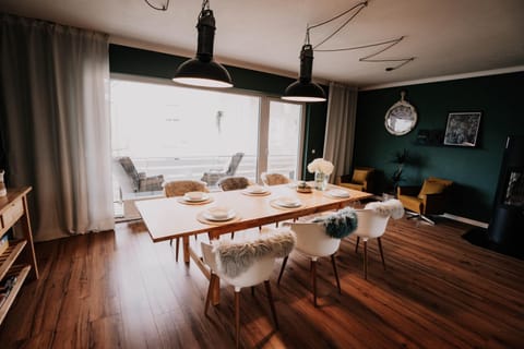 Dining area, Food