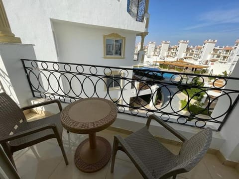 3-Bedroom Apartment on the Third Floor with 3 Balconies and lovely Pool View, Street View and Free Beach Access in Sharm Hills Resort Apartment in Sharm El-Sheikh