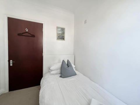 A 3 bedroom apartment with parking in central Kingsbridge Casa in Kingsbridge