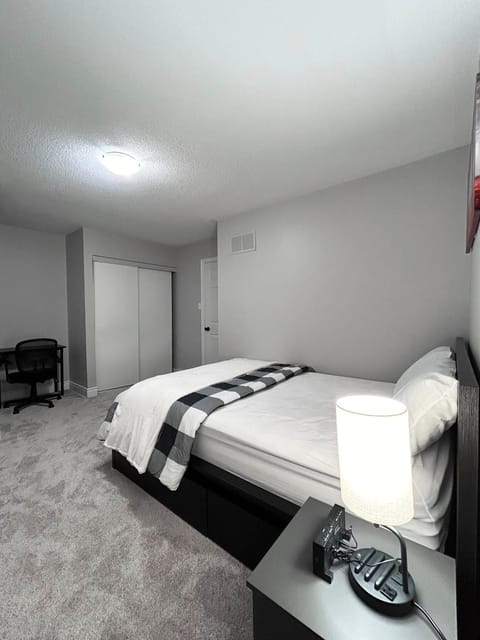 Room in Oshawa, 24/7 Security, Free Parking Apartment in Oshawa