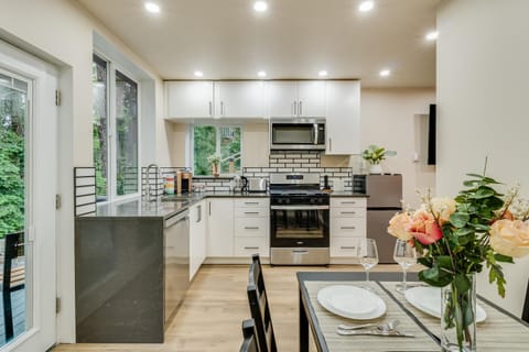 Kitchen or kitchenette, Dining area, dishwasher, minibar, pet friendly, toaster