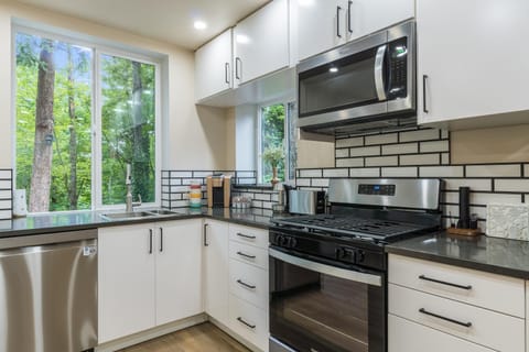 Beautiful place with a great location, free parking, WiFi & large TV. Condo in Federal Way