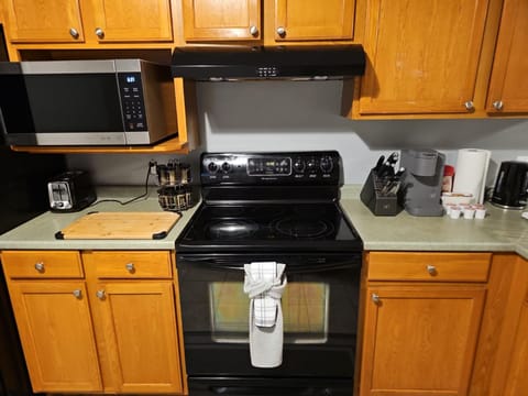 Coffee/tea facilities, Kitchen or kitchenette, microwave, oven, stove, toaster