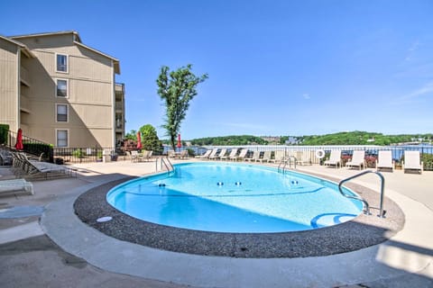 Osage Beach Lakefront Condo with Balcony! Apartamento in Osage Beach