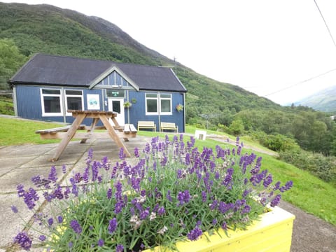 Property building, Facade/entrance, Seating area, Mountain view