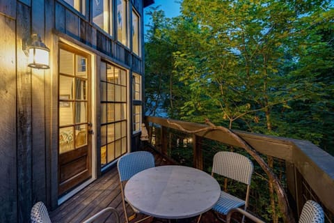 Treetop Hideaways: The Dogwood Treehouse Haus in Ruby Falls