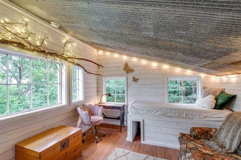 Treetop Hideaways: The Dogwood Treehouse Maison in Ruby Falls