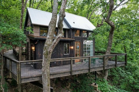 Treetop Hideaways: The Wood Lily Treehouse Maison in Ruby Falls