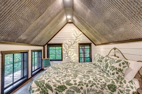 Treetop Hideaways: The Wood Lily Treehouse Casa in Ruby Falls