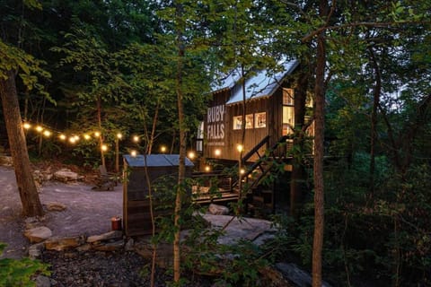 Treetop Hideaways: The Redbud Treehouse House in Ruby Falls