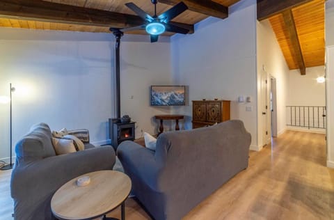 Chateau Nouveau 4 BR 3 bath with Pool and Spa-588 Condominio in Mammoth Lakes
