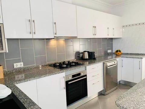 Coffee/tea facilities, Kitchen or kitchenette, dishwasher, minibar, pet friendly, stove