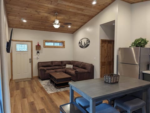 Cozy Cottage 2BD/2BA, 2 Covered Decks, Patio Dinning, Newly Built! Haus in Pinetop-Lakeside
