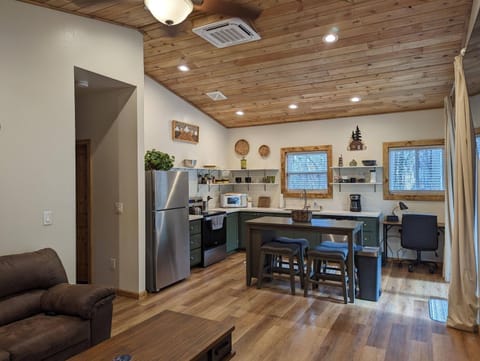 Cozy Cottage 2BD/2BA, 2 Covered Decks, Patio Dinning, Newly Built! Haus in Pinetop-Lakeside