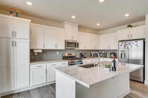 Newly Built Tracy Home with Backyard and Pool Access! Maison in Tracy