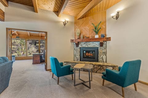 Sensational Burning Tree 4 bed 3 bath Retreat in the Country Club Casa in Flagstaff