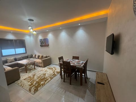 Communal lounge/ TV room, TV and multimedia, Living room, Seating area, Dining area