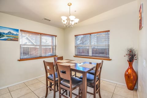 Flagstaff Retreat 3BR Townhome with Jetted Tub House in Flagstaff
