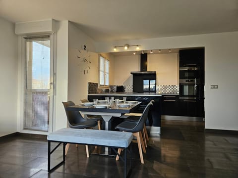 Kitchen or kitchenette, Dining area