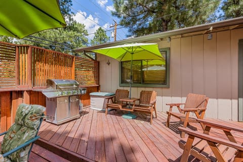 Captivating Continental Country Club Retreat with 4 BDR and Spacious deck! Casa in Flagstaff