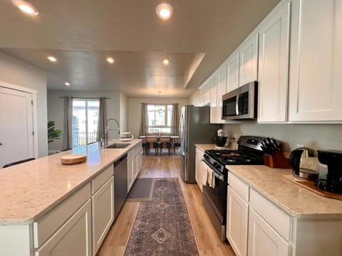 Newly Built Chic Utah Valley Gem l Theo by Stay House in American Fork