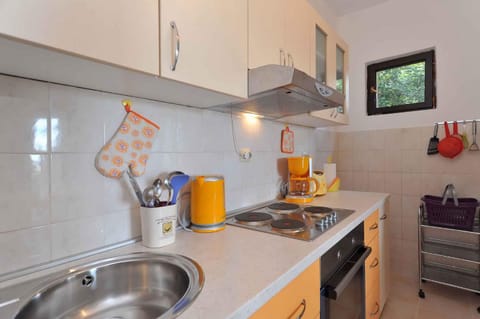 Kitchen or kitchenette, pet friendly, stove