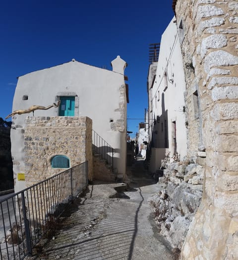 Facade/entrance, Neighbourhood, Natural landscape, On site, Landmark view, Street view